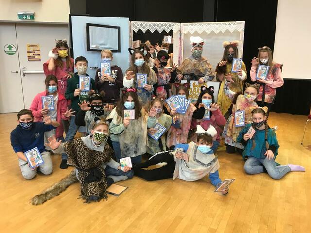 Die Zweitklassler der Neuen Musikmittelschule in Weiz haben ihre Weihnachtsgeschichten als Hörbuch aufgenommen. | Foto: KK
