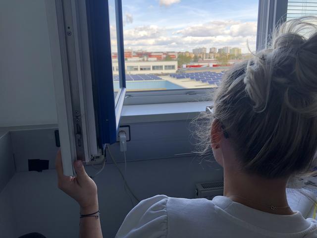 Schüler werden bei offenem Fenster unterrichtet.  | Foto: Symbolfoto