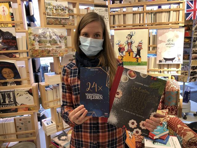 Weihnachtliche Bücher für kalte Winterabende: Stephanie von der Buchhandlung Stierle gibt ihre Tipps an die Kunden weiter.  | Foto: Lisa Gold
