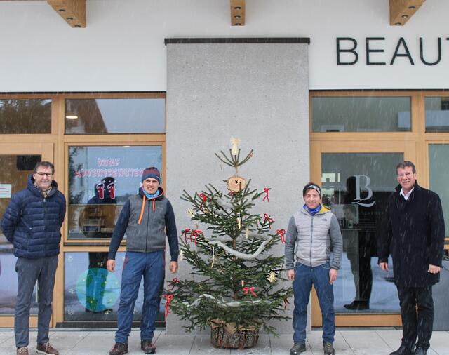 GR Leonhard Falkner, die Förster Rene Kuprian und Hubertus Falkner, Bürgermeister Jakob Wolf. | Foto: Gemeinde Umhausen