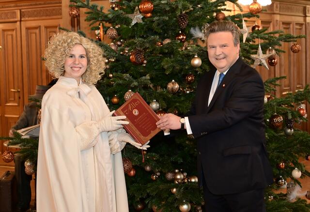 Das Wiener Christkindl Tanja und Bürgermeister Michael Ludwig sind bereits in Weihnachtsstimmung.  | Foto: PID/C. Jobst