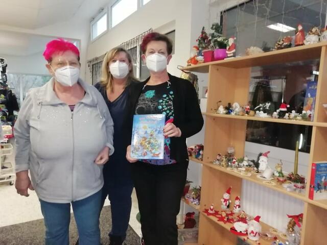 Rosemarie Effenberg (r.) mit den ehrenamtlichen Helferinnen Eveline Umschaden und Sandra Redlinger (Mitte) im Help-Shop in der Langobardenstraße 59.