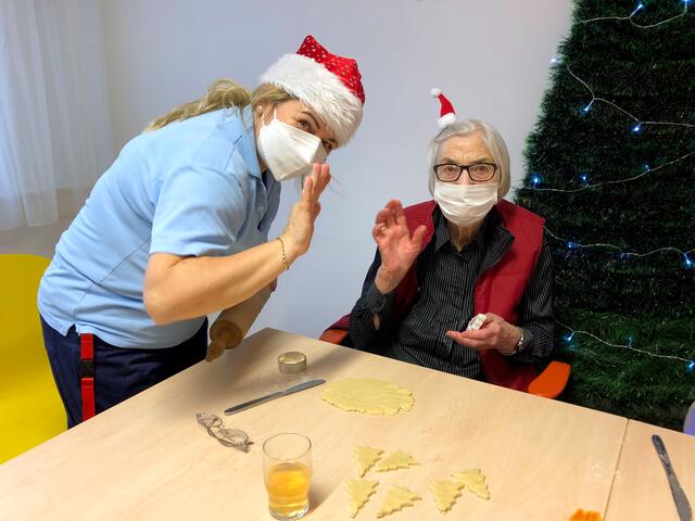 In der Weihnachtszeit darf das Kekse backen natürlich nicht fehlen: Monika Knazeova mit einer Bewohnerin. | Foto: Foto: Franziska Marbler