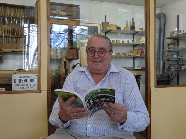 Erich Dimitz ist Herr der Mariahilfer Bezirksgeschichte. In seinem Lexikon listet er Vergangenes und Gegenwärtiges. | Foto: Leban