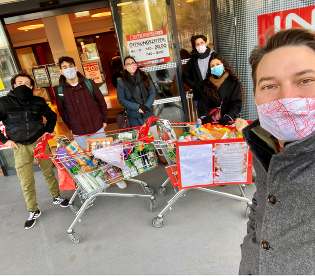 Bei der ersten Sammelaktion für Adresslose erhielt das Team um Jörg Neumayer (r., SPÖ) zwei volle Einkaufswagerln mit Lebensmitteln. | Foto: Jörg Neumayr