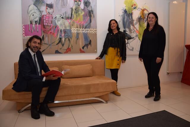 Bgm. Josef Wallner, Marlies Wagner und Eveline Kiegerl als Verantwortliche der Stadtgalerie bei der Ausstellungseröffnung. | Foto: Kleindinst