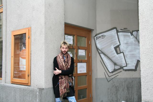 Obdachlosenbetreuer Christian vor dem Eingang der Notunterkunft. Hier kann man Kleiderspenden abgeben. | Foto: Karl Pufler