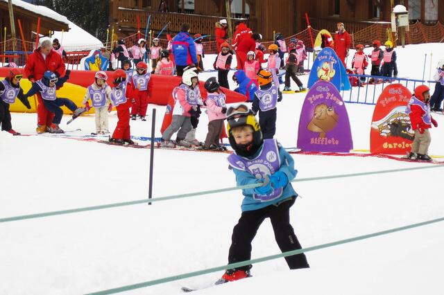 Bei der Aktion "Skikids" haben Kinder die Möglichkeit an einem Wochenende Skifahren zu lernen.  | Foto: pixabay