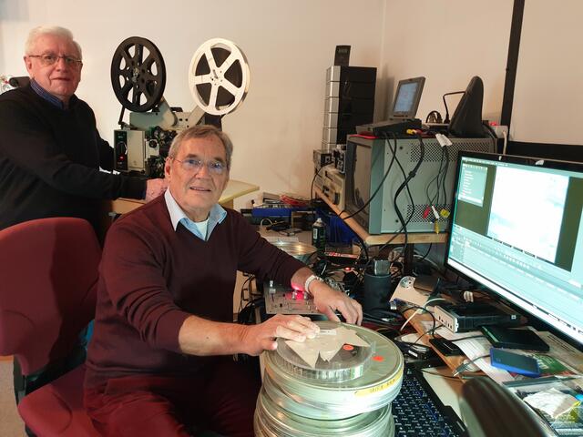 Fritz Hausewirth und Erwin Weiskirchner bei der Arbeit. Sie hoffen auf viele Rückmeldungen.  | Foto: Film &amp; Video Club Kufstein Archiv