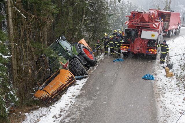 Ein Schneepflug ist im Schlierbacher Käfergraben von der Fahrbahn abgekommen. | Foto: Jack Haijes
