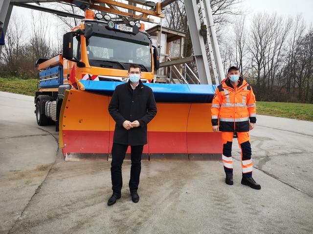 Landesrat Martin Gruber (links) lobt die Einsatzkräfte der Kärntner Straßenmeistereien. | Foto: Büro LR Gruber/Posch