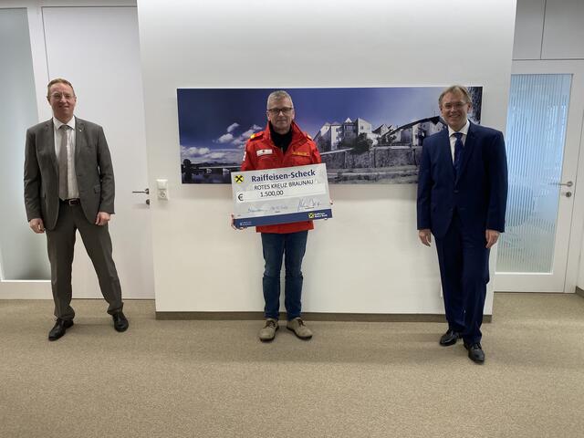 1.500 Euro übergaben Hermann Berghammer (l.) und Josef Knauseder (r.) von der Raiba Braunau an Rot Kreuz Bezirksgeschäftsleiter Herbert Markler (M).  | Foto: Raiba Braunau/Geisberger