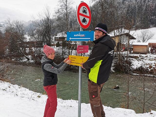 Beschilderungen werden vom TVB-Team montiert.