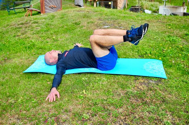 Fit in den Winter mit Gerald Kammerlander - Übung 15 – Knie-Scheibenwischer (Knee Wipers) | Foto: Hassl