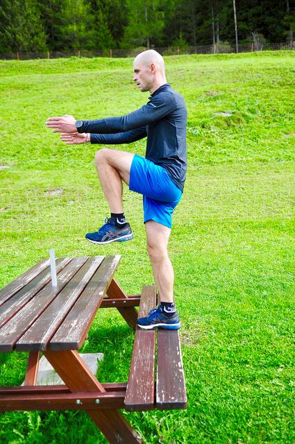 Fit in den Winter mit Gerald Kammerlander - Übung 16 – Einbeinig auf Bank aufsteigen inkl. Kniehub | Foto: Hassl