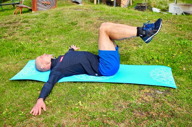 Fit in den Winter mit Gerald Kammerlander - Übung 15 – Knie-Scheibenwischer (Knee Wipers) | Foto: Hassl