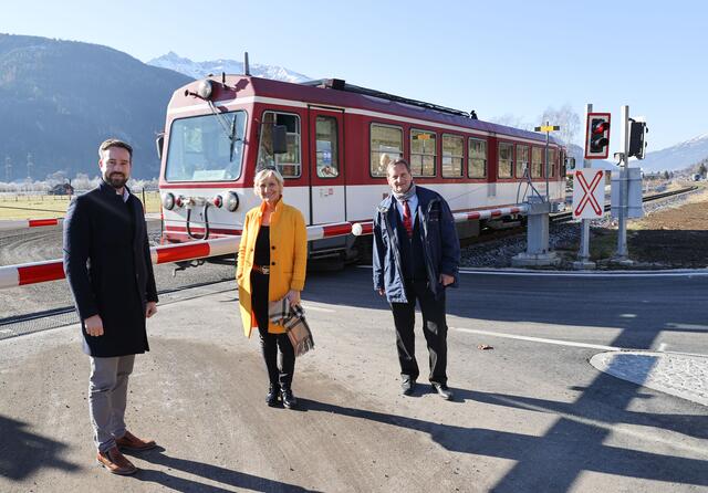 Stefan Schnöll (Landesrat), Sonja Ottenbacher (Bürgermeisterin von Stuhlfelden) und Walter Stramitzer (Pinzgaubahn) beim neuen, sicheren Bahnübergang in Stuhlfelden. | Foto: LMZ/Franz Neumayr
