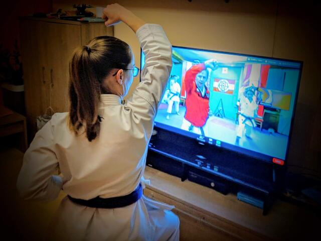 Training im Wohnzimmer: Dragutin Mezga macht es vor – Alyona Hofer und Co üben via Zoom von zu Hause aus.  | Foto: Hofer