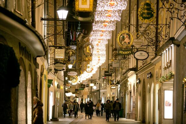 An den nächsten beiden Advent-Samstagen können die Geschäfte bis 19 Uhr offen halten.  | Foto: Wildbild