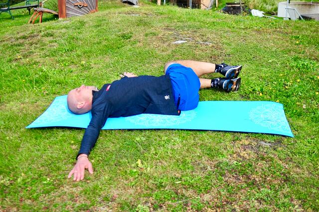 Fit in den Winter mit Gerald Kammerlander - Übung 15 – Knie-Scheibenwischer (Knee Wipers) | Foto: Hassl