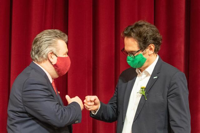 Fist Bump von Neubauer zu Neubauer: Bürgermeister Michael Ludwig (l.) mit Bezirkschef Markus Reiter.  | Foto: Probst-Eiffe