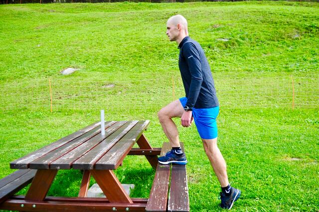 Fit in den Winter mit Gerald Kammerlander - Übung 16 – Einbeinig auf Bank aufsteigen inkl. Kniehub | Foto: Hassl