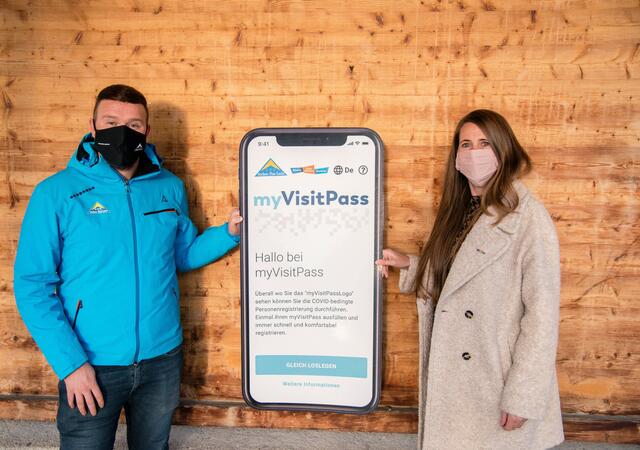 David Burtscher (TVB Serfaus-Fiss-Ladis) und Bettina Thöni (TVB Tiroler Oberland) freuen sich über die Kooperation der beiden Tourismusverbände.  | Foto: TVB Tiroler Oberland/Daniel Rundl