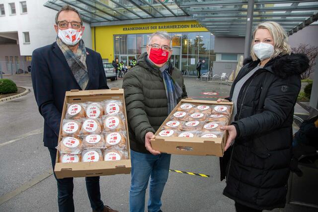 AK-Präsident Gerhard Michalitsch und ÖGB-Landesvorsitzender Erich Mauersics sowie Betriebsrätin Patricia Gangl bedanken sich bei den Mitarbeitern im Krankenhaus Eisenstadt.  | Foto: AK Burgenland/Roman Felder