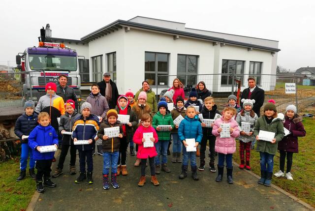 Die Kinder der Volksschule Neuberg vor der Baustelle mit Gerald Guttmann, Gregor Hafner, den Lehrerinnen Nicole Horvatits, Sindy Reindl, Anita Sagmeister und Bürgermeister Mag. Thomas Novoszel (v.l.n.r.)