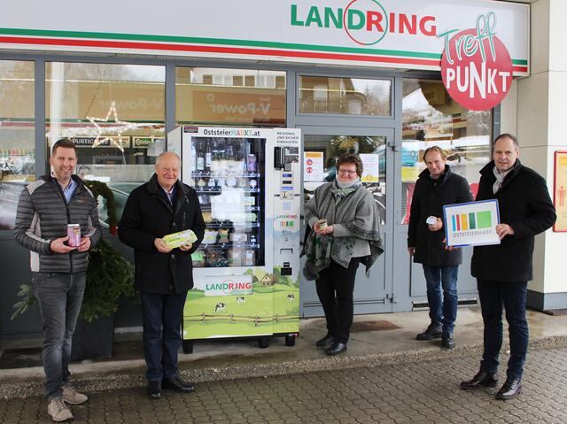 Im Bild v.l.: Hannes Pimeshofer (Regionalleiter des Landring Lagerhauses Birkfeld und Ratten), Johann Pretterhofer (Obmann Almland Landring) , LAbg. Silvia Karelly (Vorstandsvorsitzende Regionalentwicklung Oststeiermark), Oliver Felber (Bürgermeister Birkfeld), Franz Kneißl (Geschäftsführer Regionalentwicklung) Oststeiermark. | Foto: Regionalentwicklung Oststeiermark/Landring (3x)