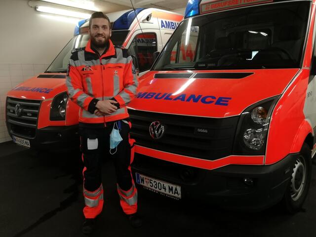 Der 28-Jährige Harald Oschs ist seit fast sechs Jahren Sanitäter bei der Berufsrettung Mariahilf. | Foto: Naz Kücüktekin
