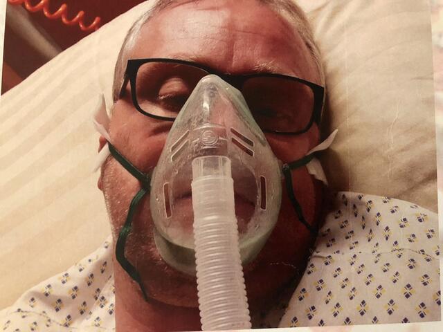 Der 49-jährige Franz Schuster aus Hub war mit dem Coronavirus infiziert und kämpfte um sein Leben. Das Bild zeigt ihm einen Tag vor der Intensivstation, wo er schon Atembeschwerden hat. | Foto: Schuster