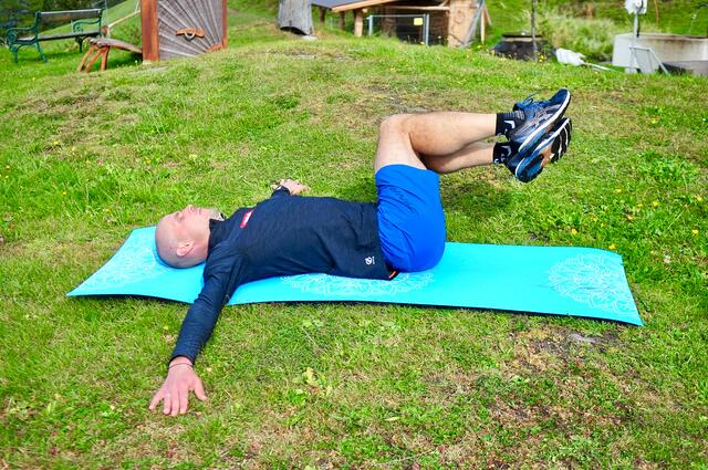 Fit in den Winter mit Gerald Kammerlander - Übung 15 – Knie-Scheibenwischer (Knee Wipers) | Foto: Hassl