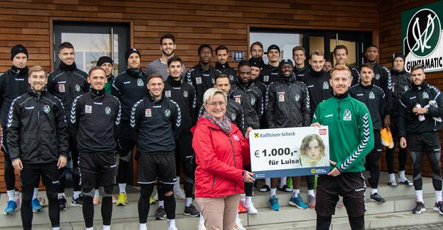 Die Spieler von Bundesligisten SV Ried spendeten 1000 Euro aus der eigenen Tasche.  | Foto: BezirksRundschau