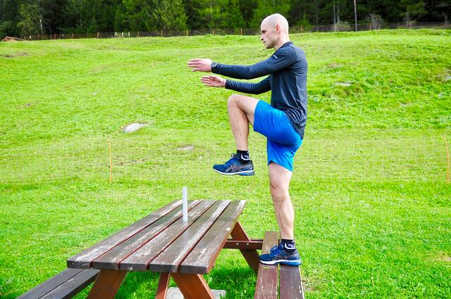Fit in den Winter mit Gerald Kammerlander - Übung 16 – Einbeinig auf Bank aufsteigen inkl. Kniehub | Foto: Hassl