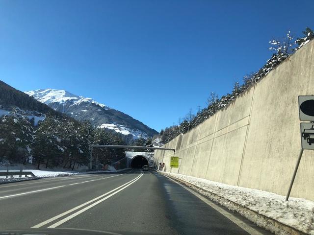 Bei der Durchfahrt durch den Landecker Tunnel gilt es für Autofahrer einige Regelungen zu beachten. | Foto: Othmar Kolp
