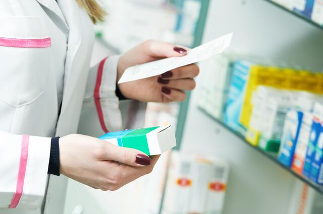 Apotheker helfen und beraten trotz Krise gerne. | Foto: Kadmy/Fotolia
