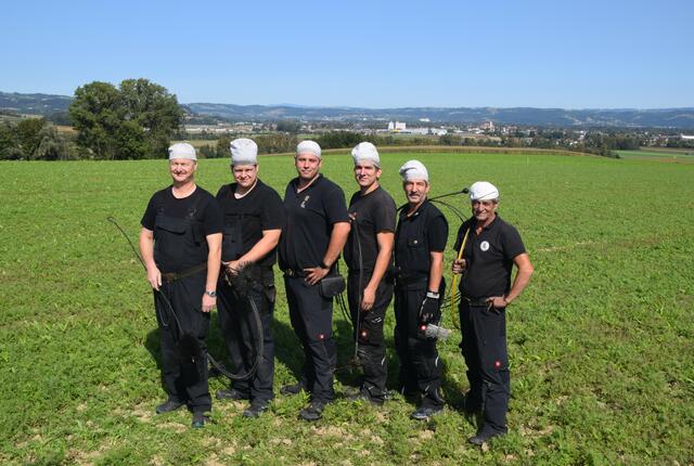 Schwarz (3. v. l.) mit einem großen Teil seiner Mannschaft.