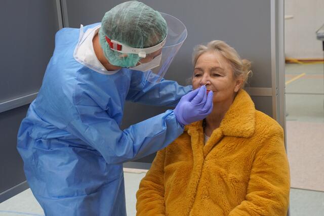 Vor den Kameras ließ sich Wilbirg Mitterlehner auf der Teststraße in Ulrichsberg selbst auf Covid-19 testen.  | Foto: Helmut Eder