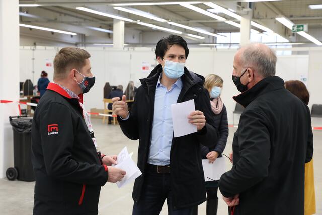 Lokalaugenschein in der Baumaxhalle: Bürgermeister Kurt Wallner, Bezirkshauptmann Markus Kraxner, Vizebürgermeister Maximilian Jäger  (v.l.). | Foto: Freisinger/Armin Russold