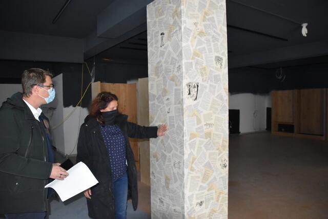 Ein Posten im Haushaltsplan für 2021 ist auch die neue Bücherei&amp;Spielothek am Wallnöferplatz: Bgm. Christian Härting überzeugt sich zusammen mit Büchereileiterin Nadja Fenneberg vom Baufortschritt. Eröffnung ist voraussichtlich ab Februar 2021.