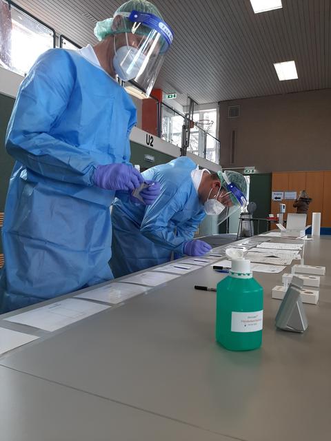 Mit vollem Einsatz werden die Tests vor Ort abgenommen. | Foto: Rotes Kreuz