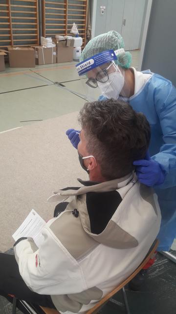 Testabstrich - 250  als Abstreicher und Auswerter  eingeschulte Rettungs- und Notfallsanitäter sind während der Massentest im Bezirk im Einsatz.  | Foto: Rotes Kreuz