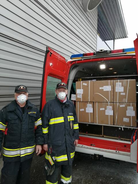 Acht Feuerwehrmänner aus Rohrbach und St.Peter führten Materiallieferungen für die Tests vom Zentrallager im Centro Rohrbach an die 13 Teststandorte durch. | Foto: Bezirksfeuerwehrkommando Rohrbach