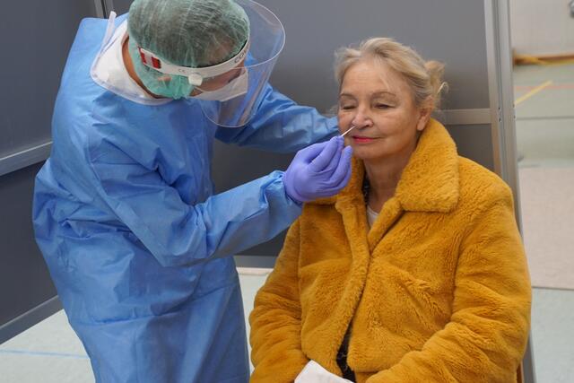 Bezirkshauptfrau Wilbirg Mitterlehner apelliert an die Bevölkerung sich testen zu lassen um weitere Corona- Verschärfungen zu verhindern.  | Foto: Helmut Eder