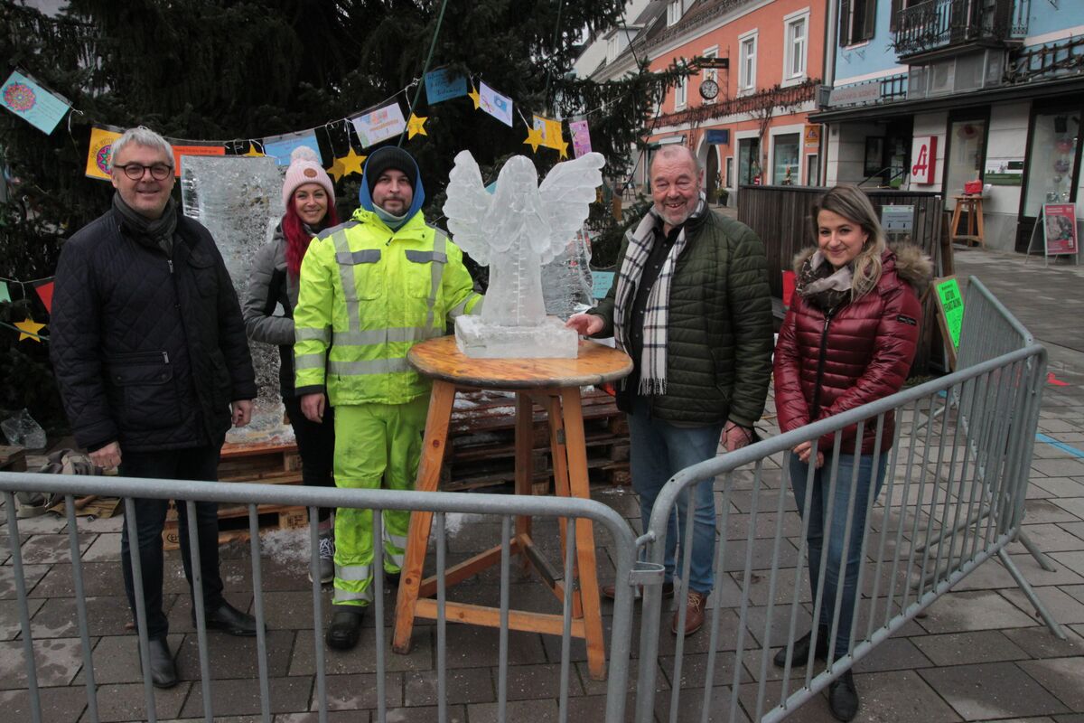 Ein Engel als Prsent an die Gemeinde Ernst Kahr Katharina Lukas Antti Pedrozo Walter Eichmann Beatrice Saurer vl