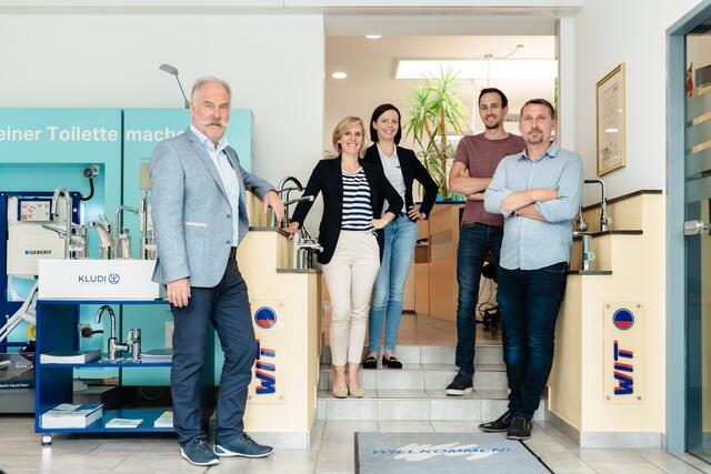 Geschäftsführer Johann und Michaela Schliefni (links) mit dem Innendienst-Team | Foto: WIT