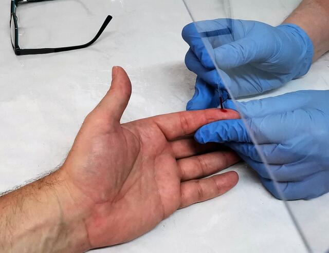 NEU: Quantitativer Covid-19 ANTIKÖRPERSchnelltest 
 Messung der Antikörper-Anzahl gegen 
das Spike Protein S1
 | Foto: Felix © Nationalpark-Apotheke Molln 
