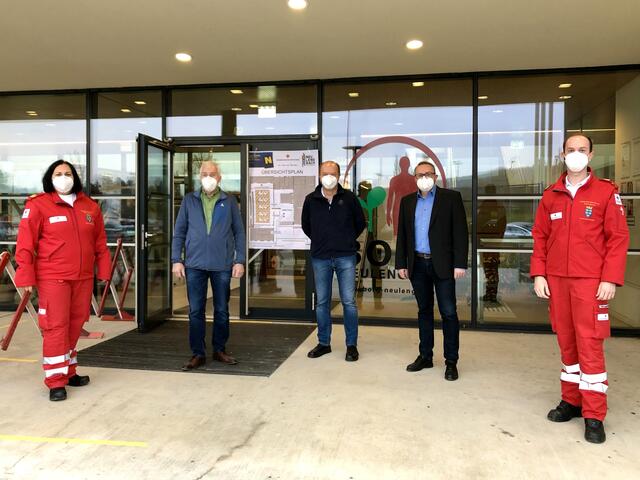 Bezirksstellenkommandantin Katrin Wiesinger, Bürgermeister Franz Wohlmuth, Stadtamtsdirektor Leopold Ott, der Leiter der allgemeinen Verwaltung Reinhard Hubauer und Bezirksstellneleiter-Stv. Daniel Rauchecker vor dem BORG Neulengbach, in dem fünf Teststraßen für die Massentestungen eingerichtet wurden.