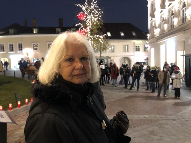 Helga Longin half ehrenamtlich im Flüchtlingslager Kara Tepe auf Lesbos in Gruechenland